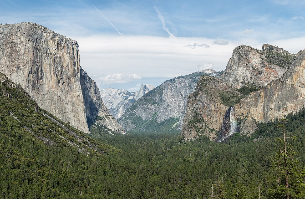 Yosemite Valley from Tunnel View, with El Capitan on the left, Bridalveil Fall on the right and Half Dome in the distance